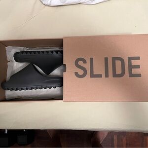 YEEZY SLIDES SIZE 5.5